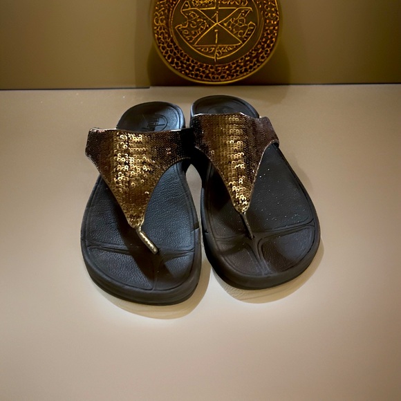 NWOT Fitflop Brown Sequin Flip Flops - Picture 2 of 5